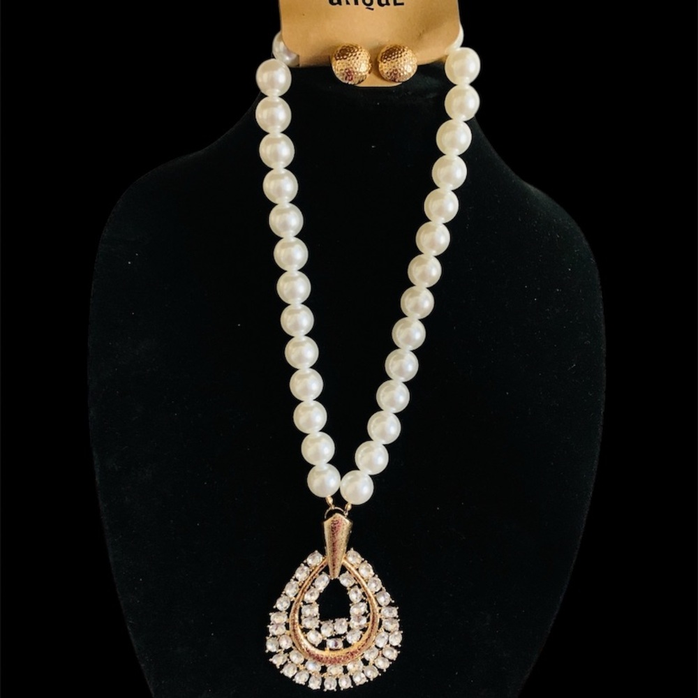 Elegant Pearl and Gold Necklace Set